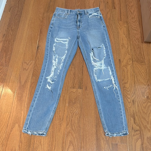 AMERICAN EAGLE mom jeans DISTRESSED  CURVY HIGH RISE IN SIZE 0 - Picture 1 of 8